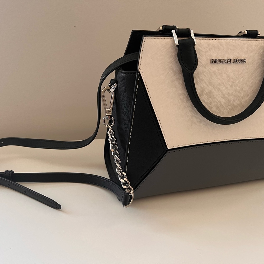 Michael Kors Black and White Women's Bag - like new